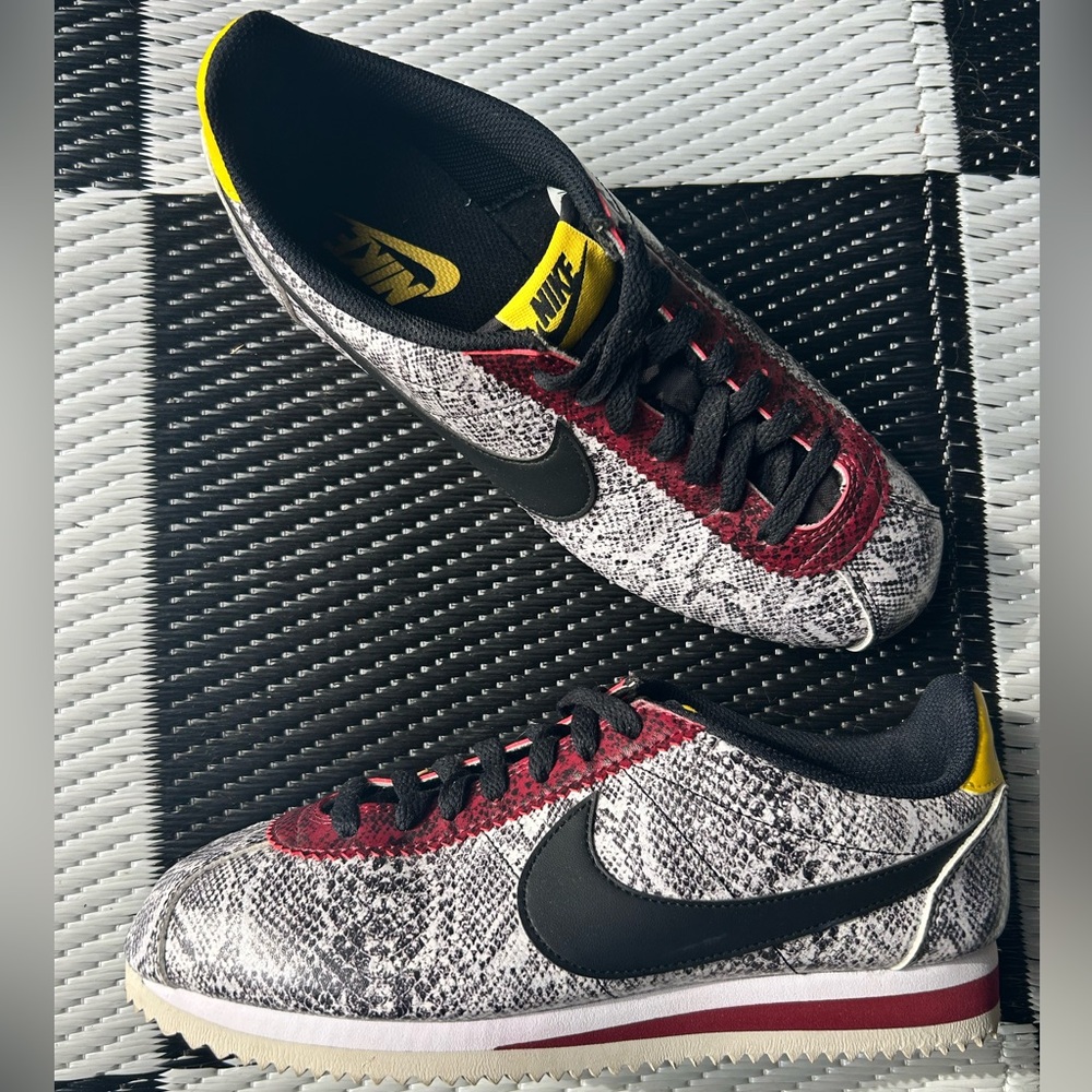 NIKE CORTEZ LEATHER “SNAKESKIN”WOMENS SIZE 9